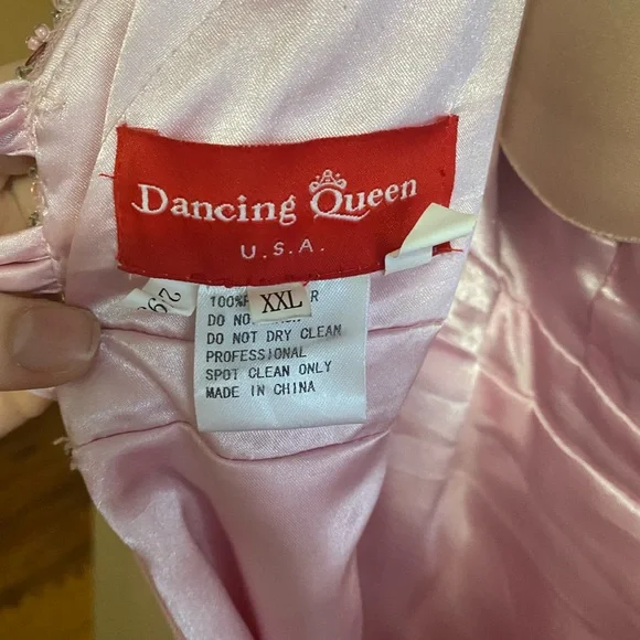 Graduation dress. Worn once. Size XXL with some alterations (I’m 5’4”, C cup) - Picture 4 of 4